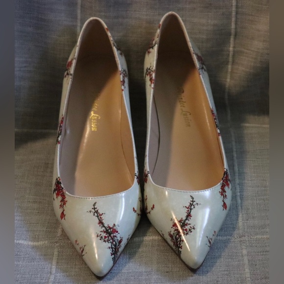 Reindee Lusion cream/off-white and red floral/branch design, size 9.5 heels - Picture 7 of 8